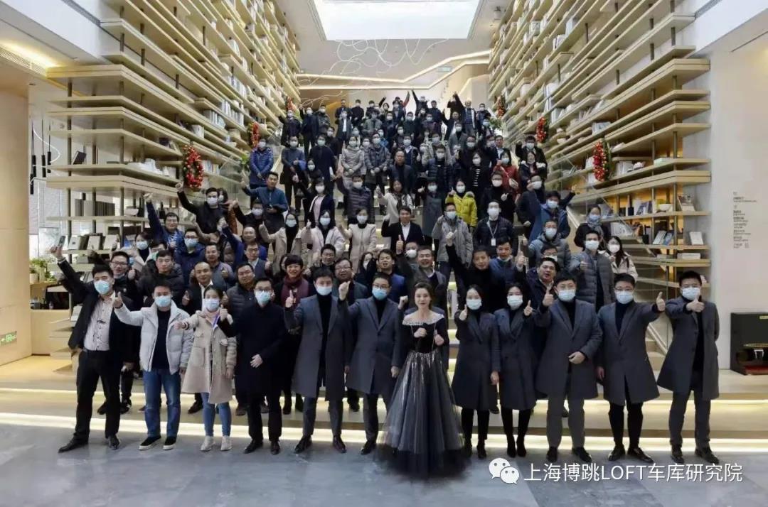 武汉全国一百多人在华侨城汉口道6号参观研讨LOFT专利车库技术！